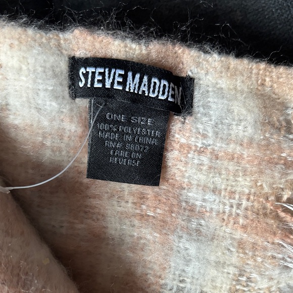 Steve Madden Beige and Cream Knit Set - Picture 6 of 6